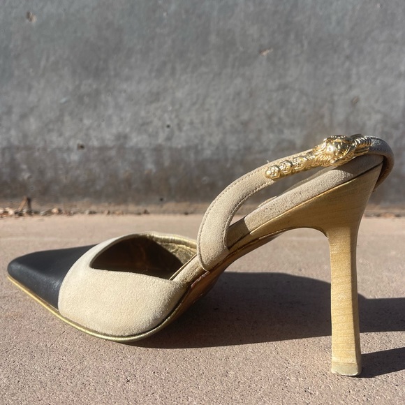 Gucci Low Heel. Gold Tiger Ankle Strap Accent. Square toe. Cream & black